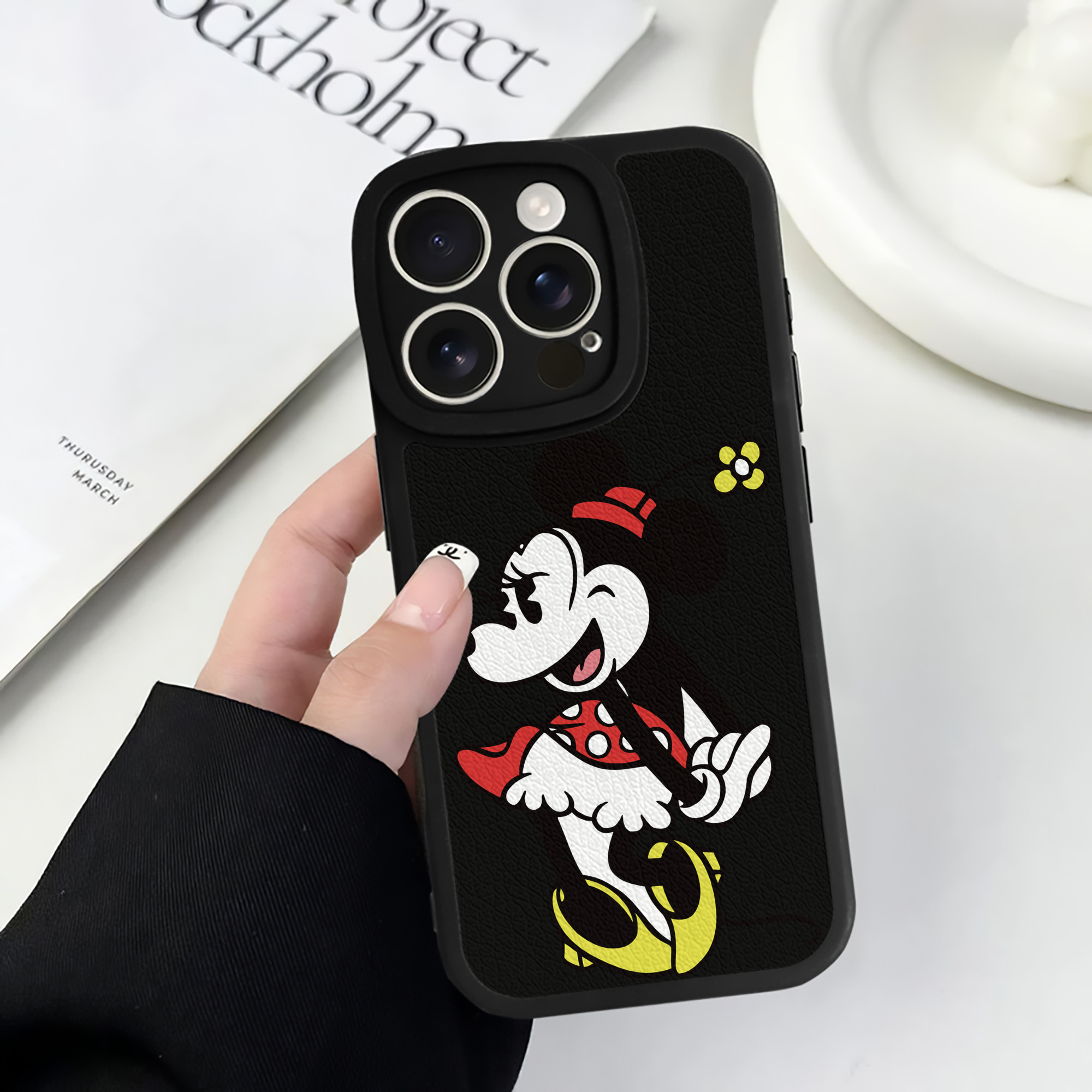 （画像用） ミッキーマウス Mickey Mouse 【iPhone 16シリーズ対応】シリコンスマホケース（レザー調） 材質：シリコン